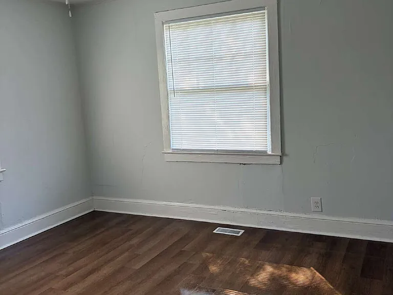 230 W Wood St — Photo 8