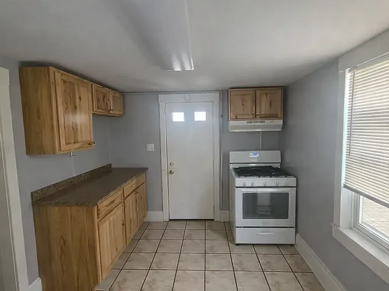 198 E Green St #17 — Photo 3
