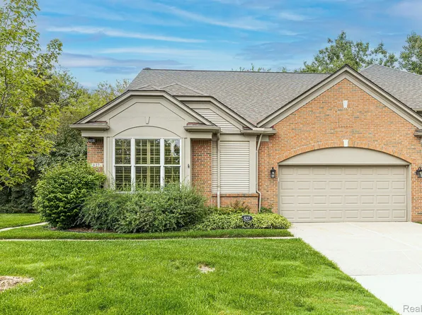 827 Garnet Ct, Rochester, MI 48306