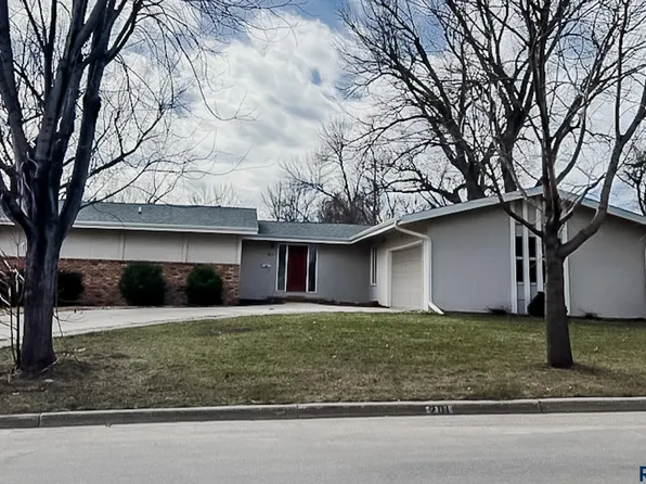 201 Elm St W, Luverne, MN 56156