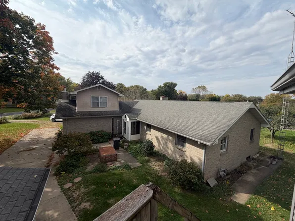 2219 Deets Rd, Sterling, IL 61081
