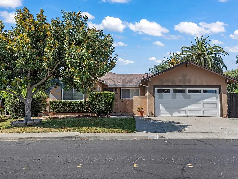 23 Cedar Way — Photo 1