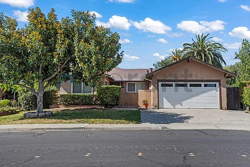 23 Cedar Way Photo 1