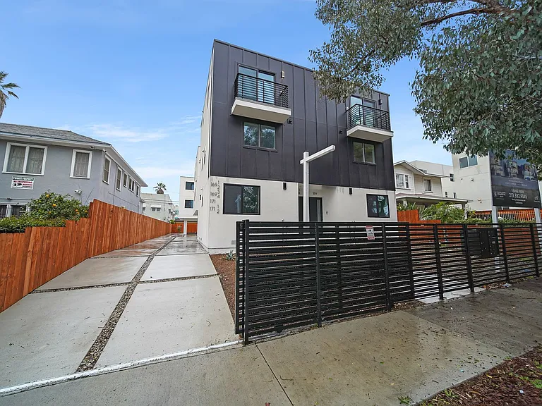 Luxury 2 and 3 Bed Townhomes with Covered Parking! — Photo 1