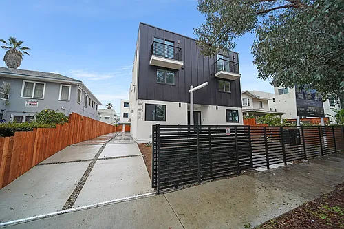 Luxury 2 and 3 Bed Townhomes with Covered Parking! Photo 1