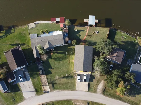 627 Port Rd, Angleton, TX 77515