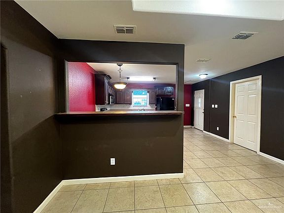 5th image of 906 Gonzalez Dr