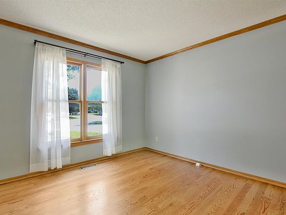 4th image of 2227 N Stoneybrook Ct
