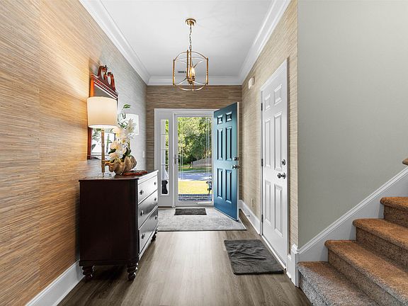 5th image of 527 Charlton Blvd.