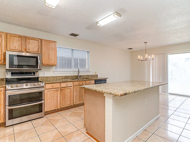 1810 Cedar Ridge Dr — Photo 12