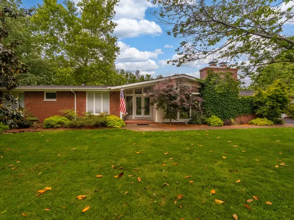 325 Country Club Ln, Harrisburg, IL 62946