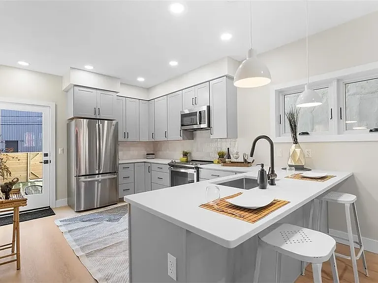 1213 Boyle St — Photo 13