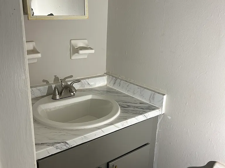 748 Elaine St — Photo 3