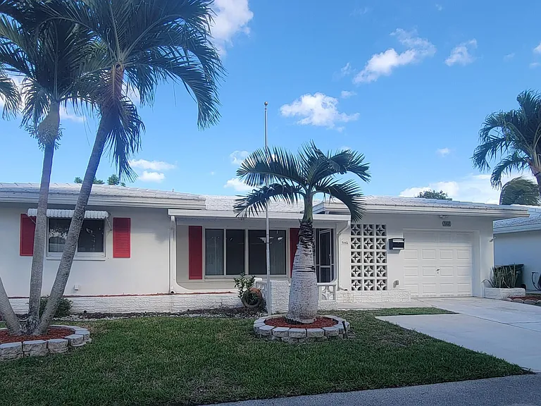 7002 NW 71st Ave — Photo 2