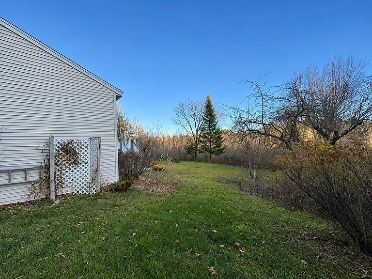 129 Lawrence Rd — Photo 21