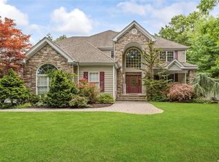 41 Kemi Ln, Sayville, NY 11782