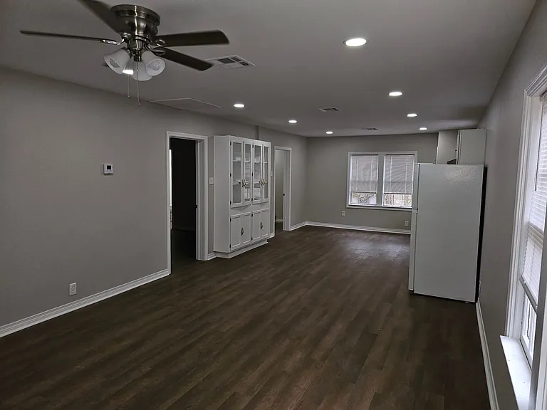 709 S Olive St — Photo 3