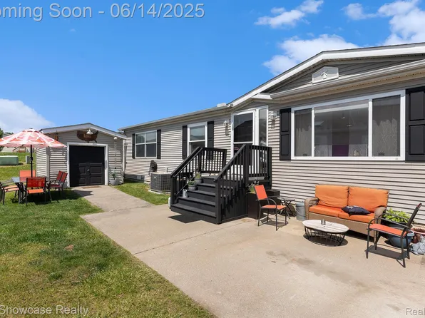 2848 Boulder Ridge Trl, Milford, MI 48380