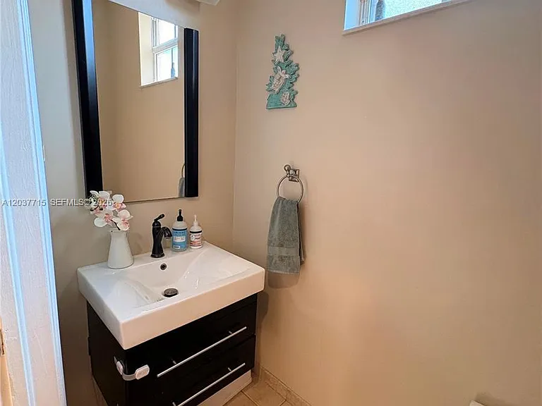280 Las Brisas Cir #280 — Photo 13