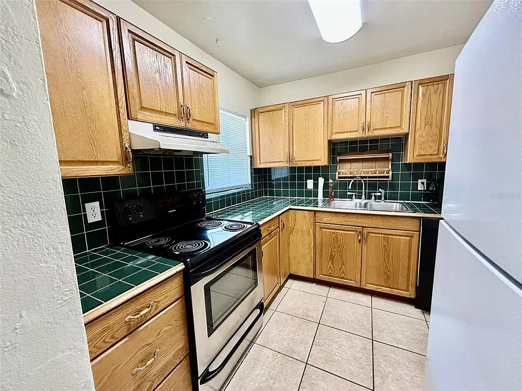 2 bed, 1.0 bath, 1010 sqft, $1,600 — Photo 3