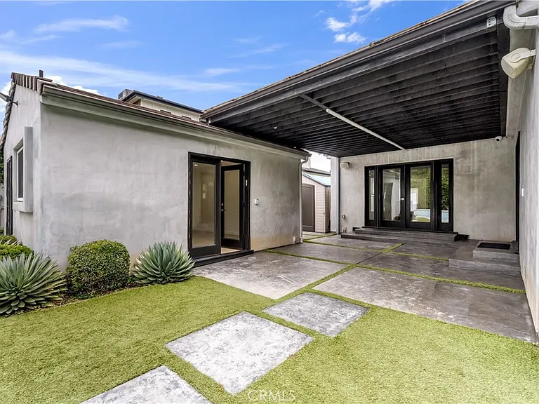 4925 Nagle Ave — Photo 30