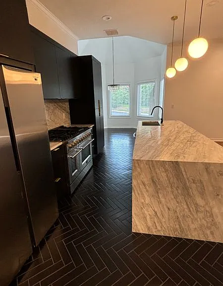 44 Stratton Ln — Photo 2