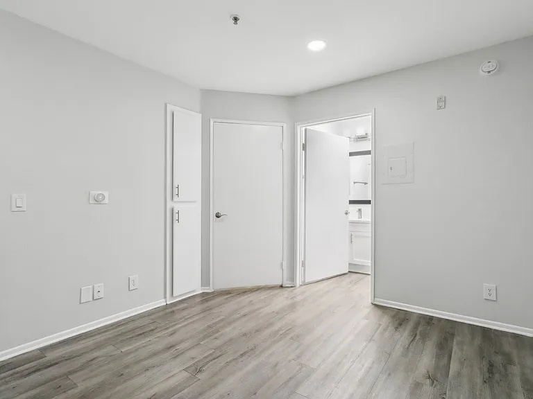1223 Federal Ave — Photo 34