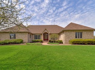 5N390 Robin Ln, Wayne, IL 60184