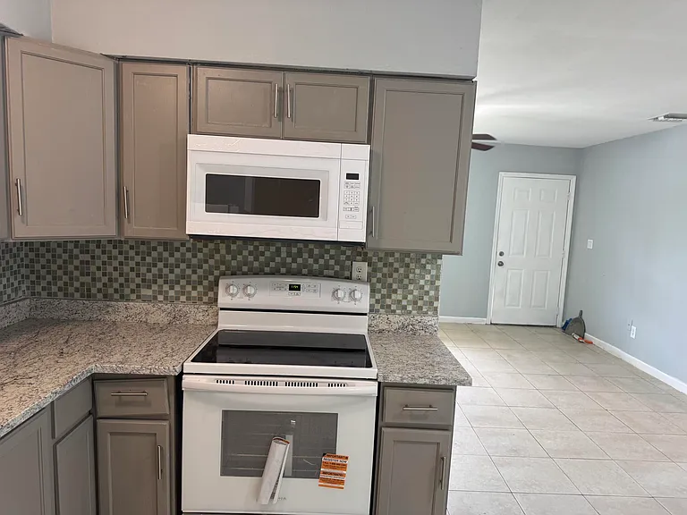 1740 SW 70th Way — Photo 8