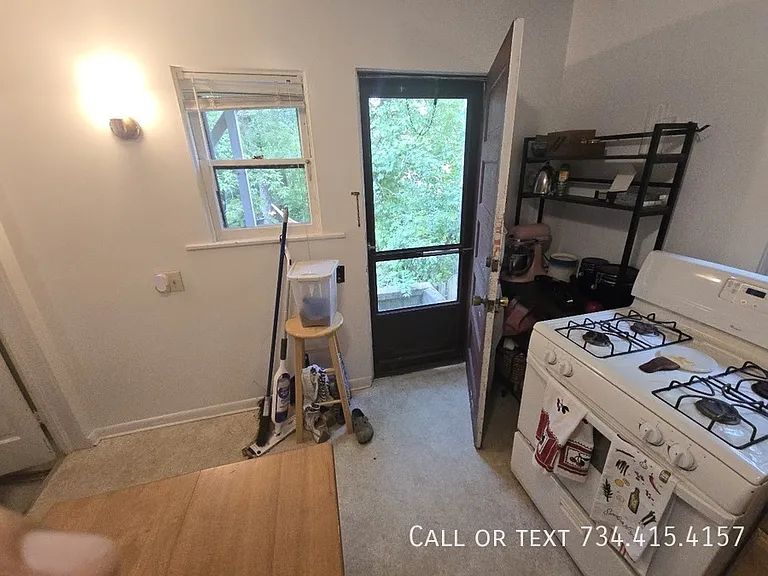 110 E Summit St — Photo 7