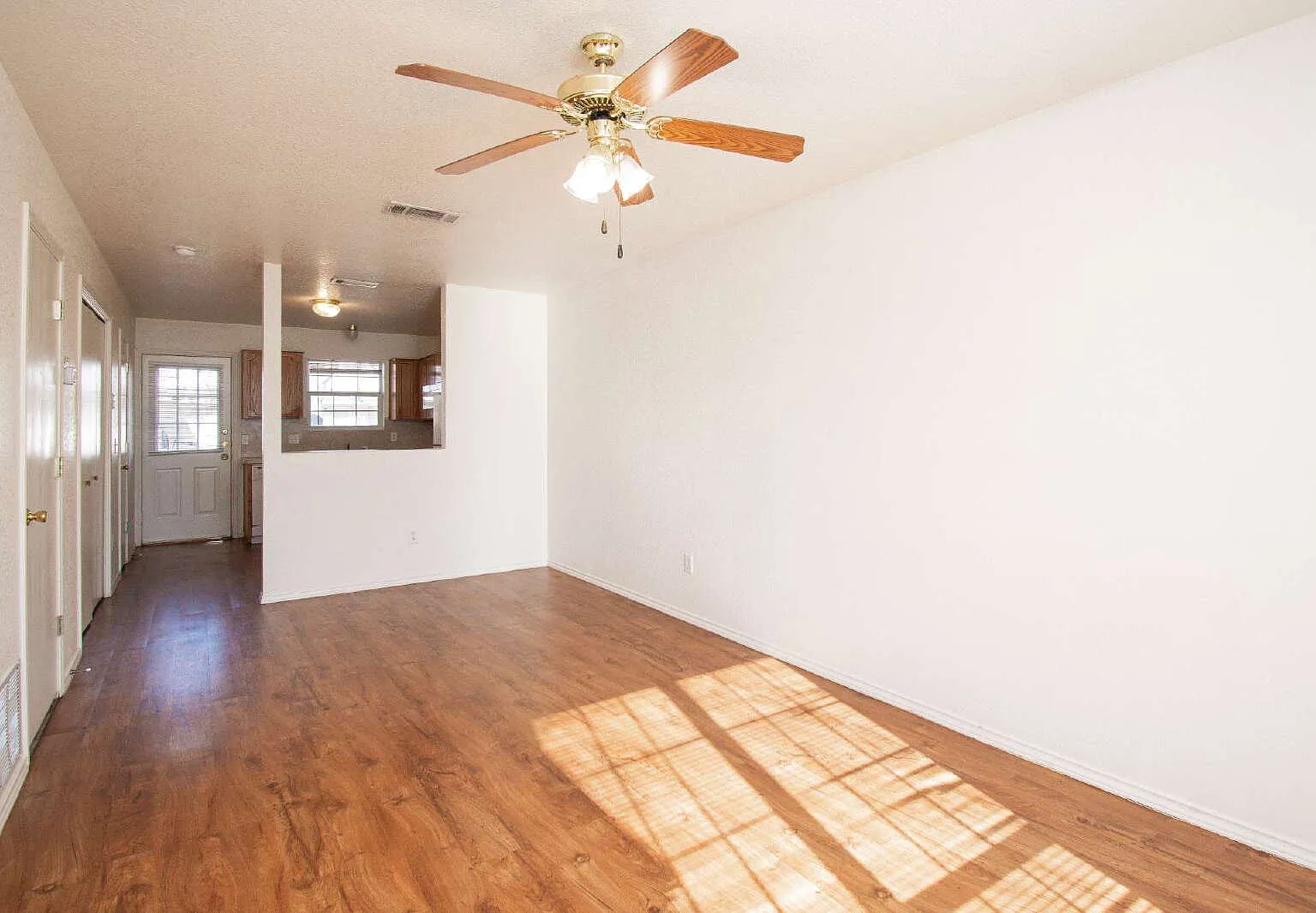 2 bed, 1.5 bath, 973 sqft, $750 — Photo 2