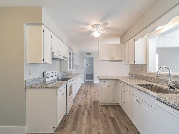 5th image of 834 La Jolla Ave