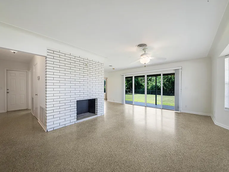 2022 Collier Ave — Photo 3
