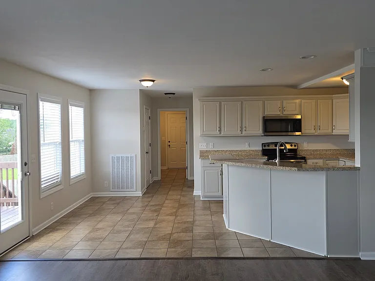 1186 Castlewood Dr — Photo 4