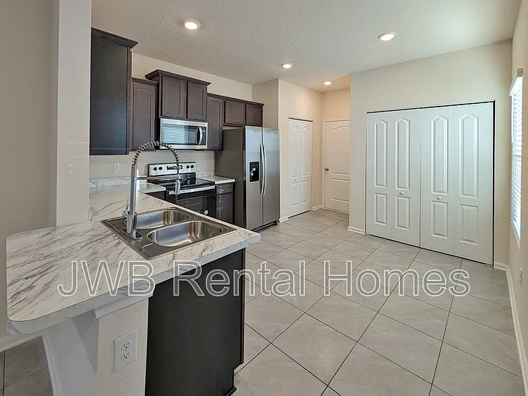 421 Aralia Ln — Photo 3