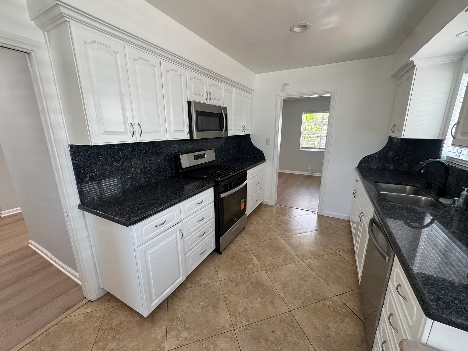 3 bed, 1377 sqft, $3,950 — Photo 3