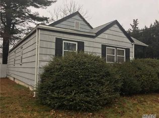 81 W 19th St, Huntington Station, NY 11746