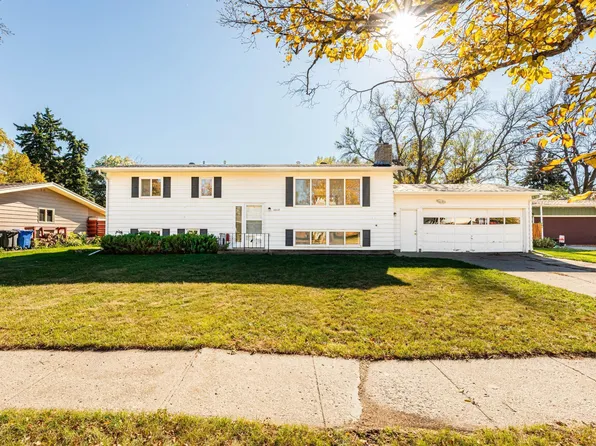 1008 24th Ave S, Fargo, ND 58103