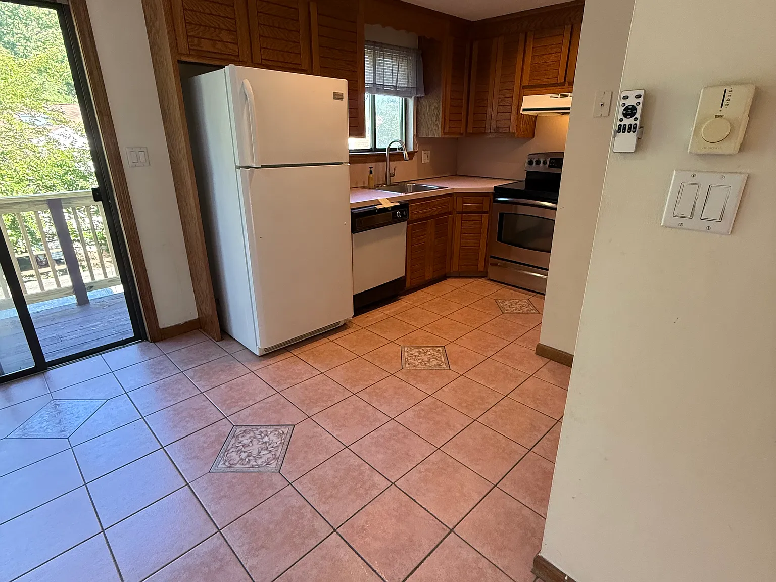 2 bed, 1.5 bath, 1008 sqft, $1,900 — Photo 2
