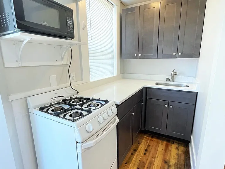12 Muirhead St #2R — Photo 3