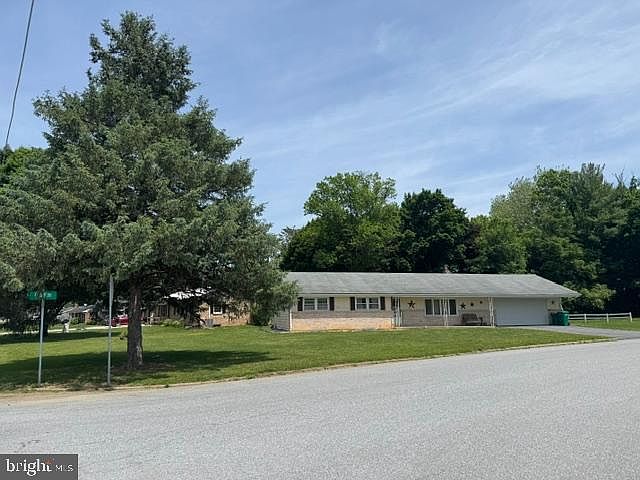 2nd image of 200 Oak Dr