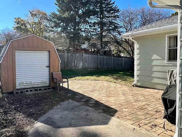 916 W Howard St — Photo 17