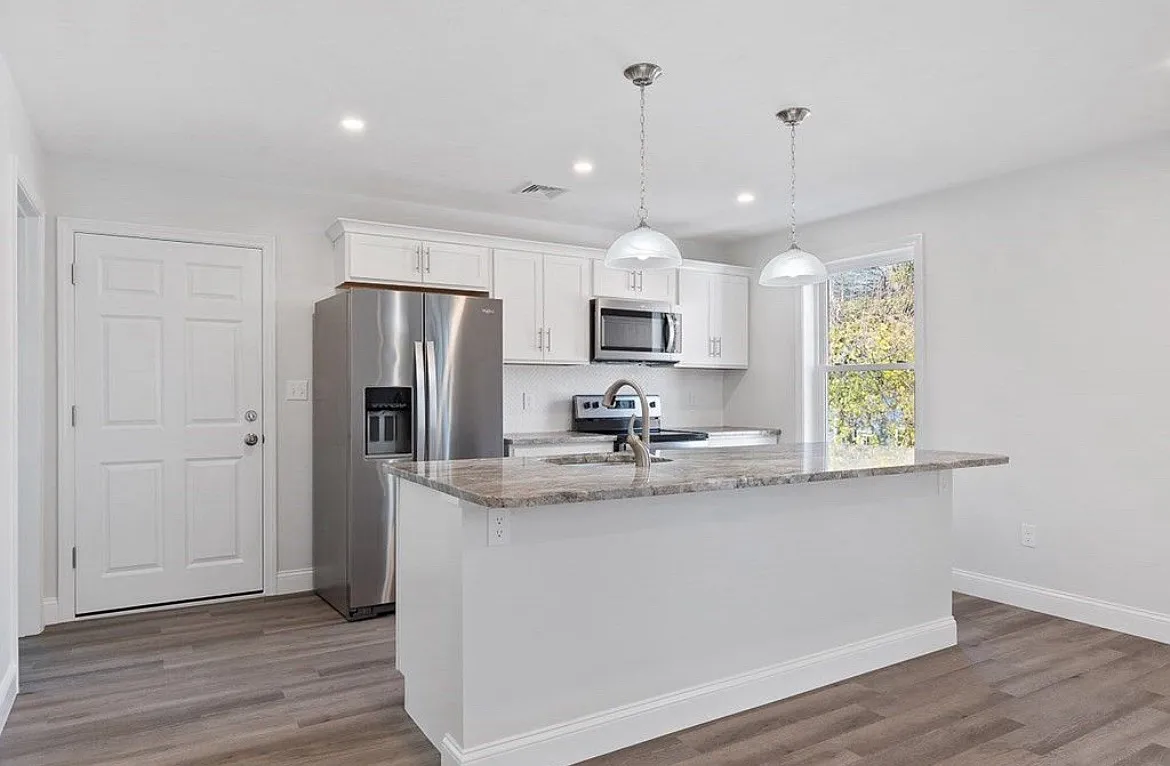 24 Bruce Pl — Photo 2