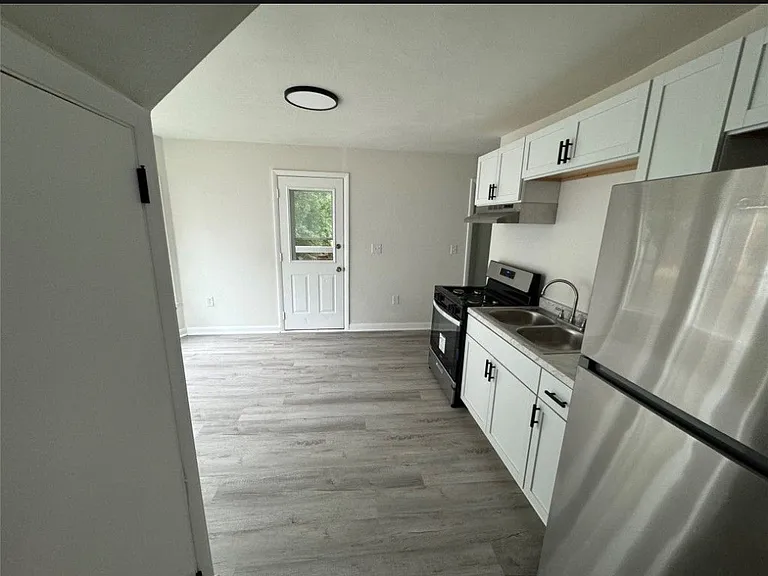702 Broad St #1 — Photo 4