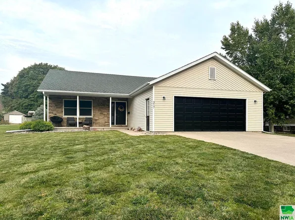 317 4th Ave NE, Sioux Center, IA 51250