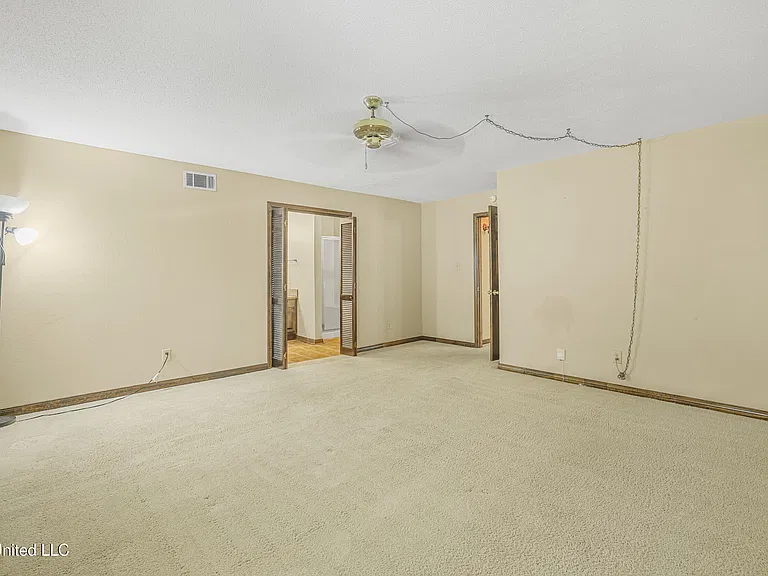 4409 Shadow Wood Cir — Photo 36