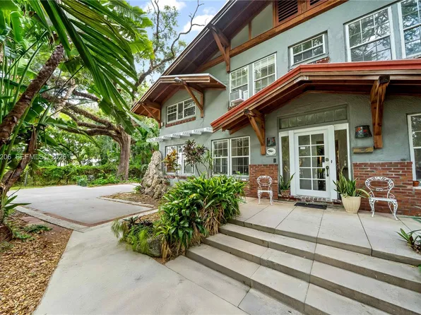 752 NW 7th Street Rd, Miami, FL 33136