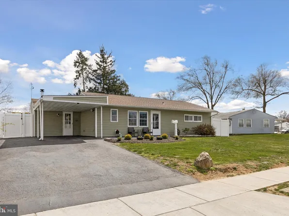 133 Elderberry Dr, Levittown, PA 19054