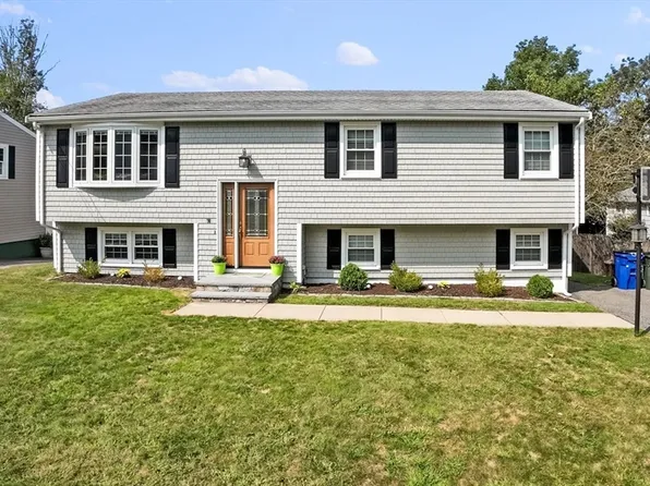 90 Berlin St, Fall River, MA 02720