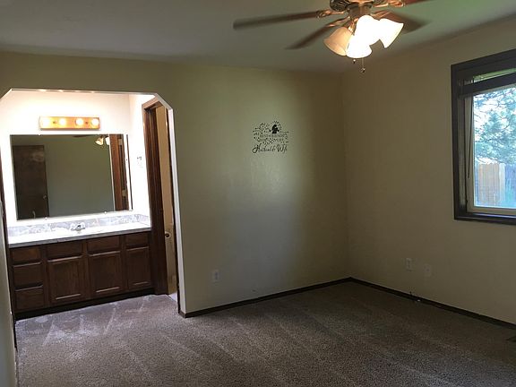 master w/ walk-in closet